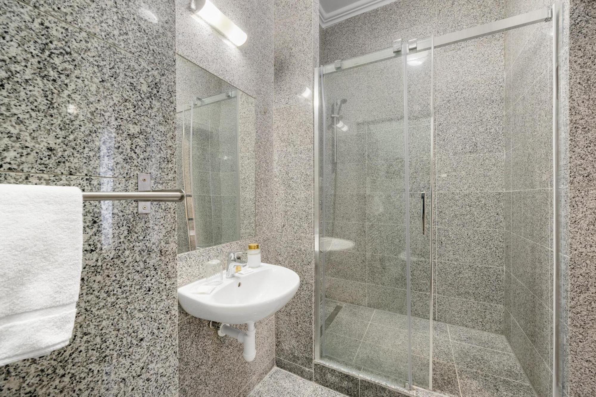 Hotel Reverie - Dependance, Check-In At Metropolitan Star Bratislava Extérieur photo