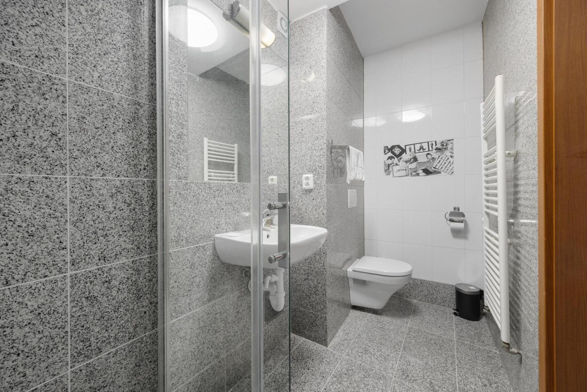 Hotel Reverie - Dependance, Check-In At Metropolitan Star Bratislava Extérieur photo