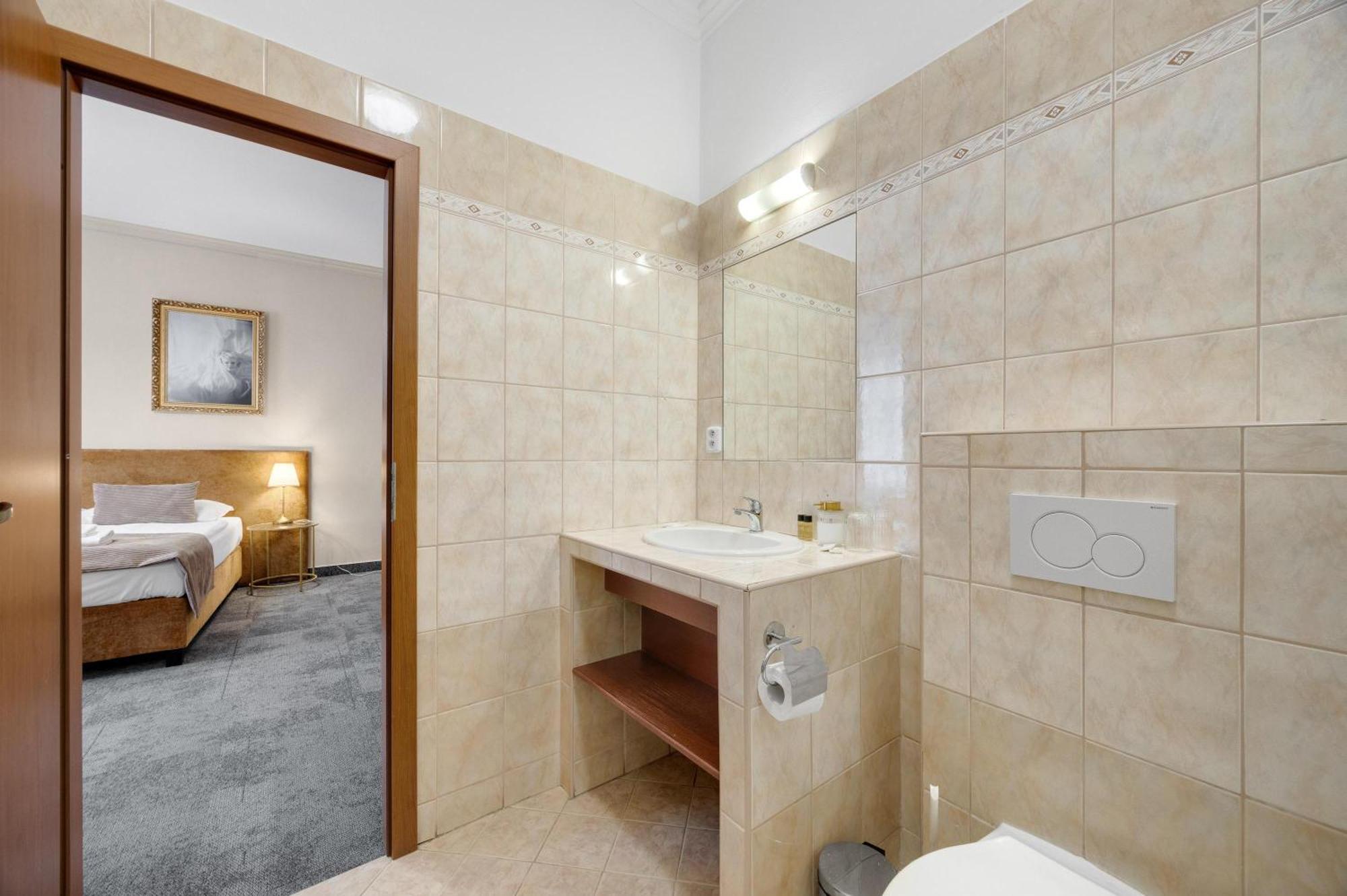 Hotel Reverie - Dependance, Check-In At Metropolitan Star Bratislava Extérieur photo