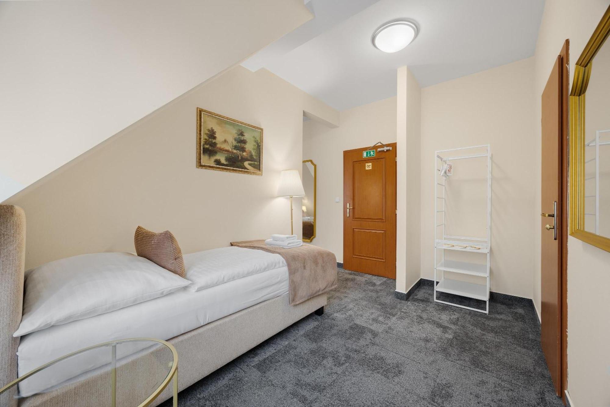 Hotel Reverie - Dependance, Check-In At Metropolitan Star Bratislava Extérieur photo
