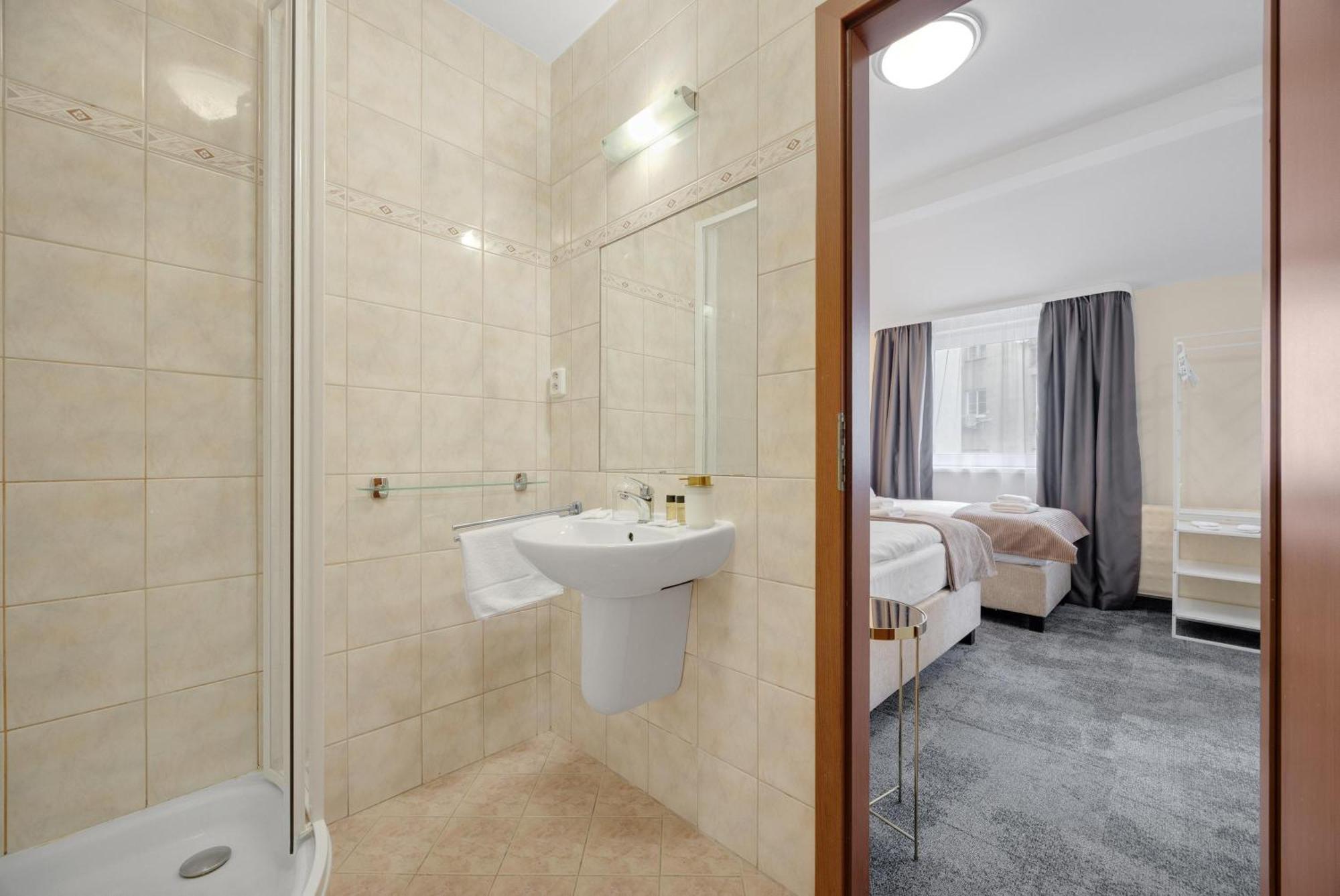 Hotel Reverie - Dependance, Check-In At Metropolitan Star Bratislava Extérieur photo